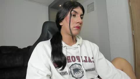 Stefany Bratz online show from May 6, 2026, 4:19 am