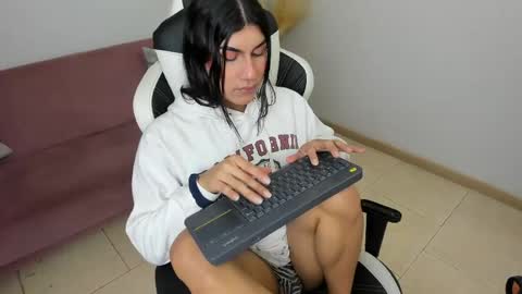 Stefany Bratz online show from May 18, 2026, 4:07 am