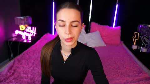 stellahoneywell online show from October 16, 2025, 6:58 am