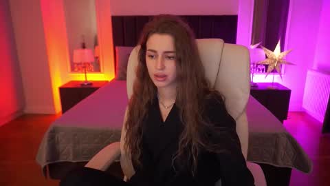 stellahoneywell online show from December 14, 2025, 2:11 pm