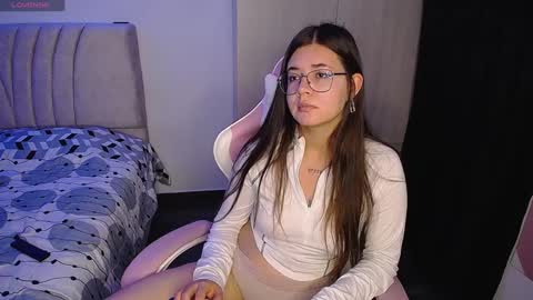 Snapshot of stepha_sweet chatting on December 27, 2024, 10:37 pm Emma online show from December 27, 2024, 10:37 pm