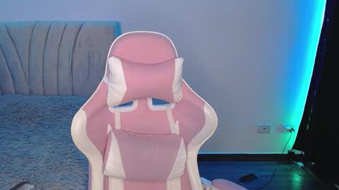 Snapshot of stepha_sweet chatting on March 2, 2025, 8:27 am Emma online show from March 2, 2025, 8:27 am