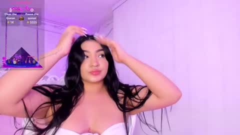 Snapshot of stephania_diamond chatting on February 19, 2025, 9:58 pm online show from February 19, 2025, 9:58 pm