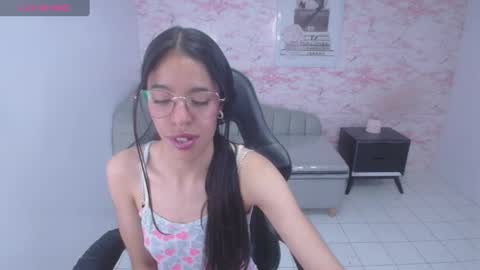 Snapshot of stephania_t chatting on December 17, 2024, 4:01 am Stephania online show from December 17, 2024, 4:01 am