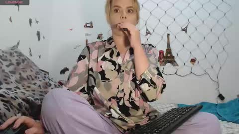 Snapshot of stephaniewild chatting on October 2, 2025, 9:38 am Stephanie   online show from October 2, 2025, 9:38 am
