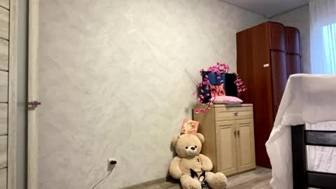 Stephani online show from May 7, 2026, 3:17 pm
