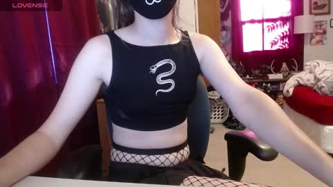 sting_ray111 online show from September 28, 2025, 9:42 pm