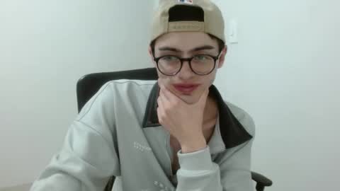 stiv_grant online show from May 6, 2026, 1:14 am