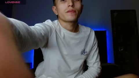 stiven tellez  online show from March 12, 2025, 2:41 am