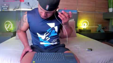 Stone Lee  online show from November 3, 2025, 9:05 pm