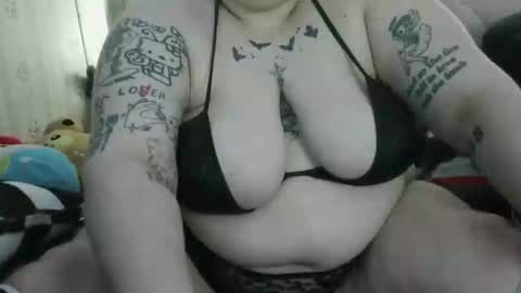 stonedbbw01 online show from November 19, 2025, 10:37 am