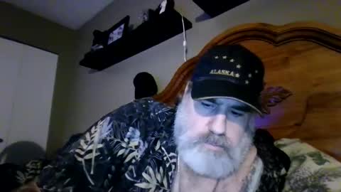 Straightbear4you online show from June 10, 2026, 9:41 am