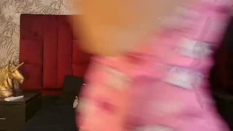 strawberrymia68_ online show from June 25, 2026, 11:37 am