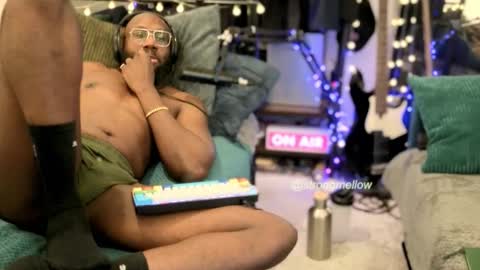 Snapshot of strongmellow chatting on October 24, 2025, 6:04 pm strongmellow online show from October 24, 2025, 6:04 pm