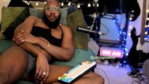 Snapshot of strongmellow chatting on October 27, 2025, 6:45 pm strongmellow online show from October 27, 2025, 6:45 pm