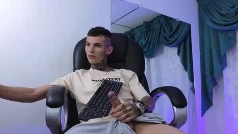 Snapshot of stuart_boy_ chatting on January 11, 2025, 6:35 am stuart_boy_ online show from January 11, 2025, 6:35 am