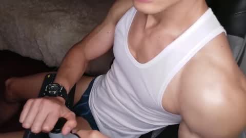 stylish man online show from April 29, 2026, 12:42 pm