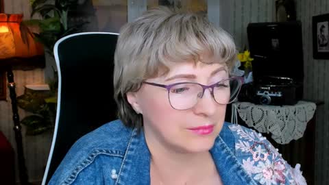 Vivien online show from December 8, 2024, 1:03 pm