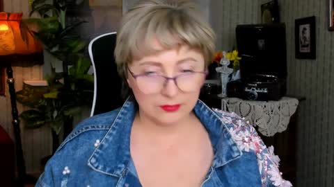 Vivien online show from December 8, 2024, 4:07 pm