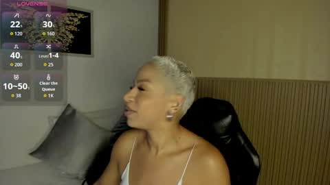 Snapshot of summer_night_ chatting on April 8, 2026, 11:32 am Summer online show from April 8, 2026, 11:32 am