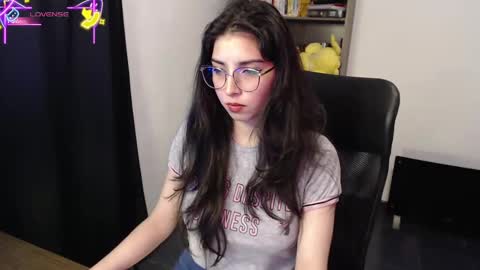 Snapshot of sunflower_uwu chatting on October 6, 2025, 2:58 pm  violetta  online show from October 6, 2025, 2:58 pm