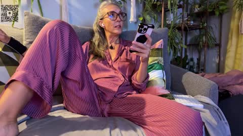 Hi Im Sunnie - Next show Friday August 1 online show from September 24, 2025, 4:16 am