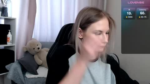 Snapshot of sunny_bunny6 chatting on April 1, 2026, 5:41 am Naomi online show from April 1, 2026, 5:41 am