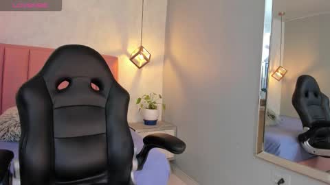 Snapshot of sunnycyrus chatting on October 3, 2025, 12:24 pm S U N N Y online show from October 3, 2025, 12:24 pm