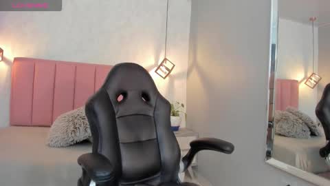 Snapshot of sunnycyrus chatting on October 7, 2025, 12:35 pm S U N N Y online show from October 7, 2025, 12:35 pm