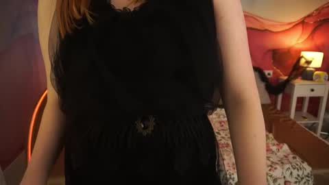 Lola online show from October 25, 2025, 9:53 pm