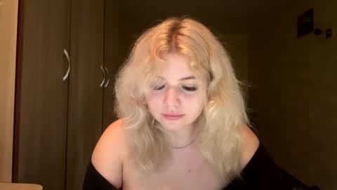 sunshinyflash online show from November 26, 2025, 5:36 pm