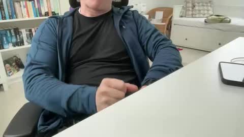 Snapshot of surfstar81 chatting on November 28, 2025, 9:23 am surfstar81 online show from November 28, 2025, 9:23 am