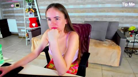 susansmitt online show from September 16, 2025, 7:04 pm