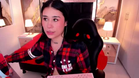 susanvilla online show from November 26, 2025, 7:48 pm