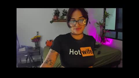 SusieGlass online show from February 9, 2026, 1:53 am