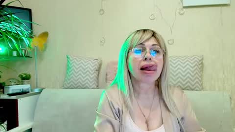 SusieNoreen online show from March 7, 2025, 2:04 am