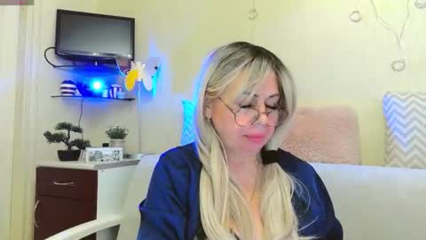 SusieNoreen online show from October 12, 2025, 7:40 am