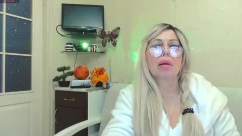 SusieNoreen online show from October 29, 2025, 9:11 am