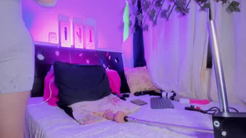 sussanmiller_ online show from February 24, 2025, 4:26 pm