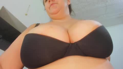 susy bigboobss online show from May 20, 2026, 11:00 pm