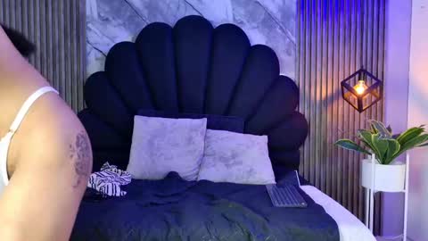 suzie_cox online show from September 24, 2025, 1:25 pm