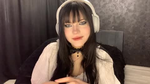 EmilySuonn online show from April 7, 2026, 5:41 am