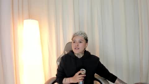 suzu_wolf online show from October 6, 2025, 5:38 am