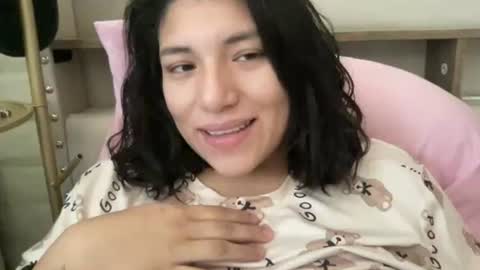 Snapshot of suzyishellawet chatting on November 1, 2025, 5:26 pm Suzy online show from November 1, 2025, 5:26 pm