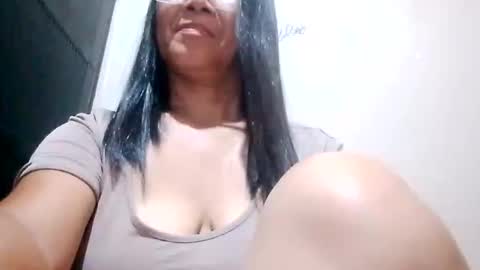 Snapshot of suzzie_hot chatting on October 29, 2025, 2:19 pm suzzie_hot online show from October 29, 2025, 2:19 pm