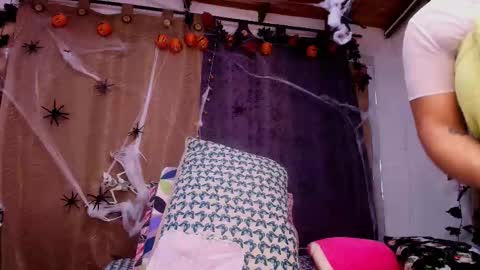 Snapshot of sweegirl_ chatting on October 24, 2025, 12:01 pm Debora online show from October 24, 2025, 12:01 pm