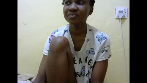 Snapshot of sweet_amor254 chatting on October 23, 2025, 12:32 am Silvia online show from October 23, 2025, 12:32 am