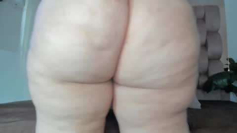 Snapshot of sweet_booty1 chatting on October 24, 2025, 12:01 pm Chelsy  online show from October 24, 2025, 12:01 pm