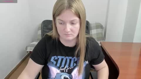 Mila online show from October 4, 2025, 4:27 pm