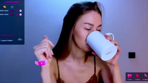 Mia online show from April 26, 2026, 10:57 am